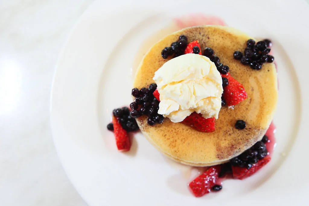 Pile de pancakes moelleux servis au petit déjeuner
