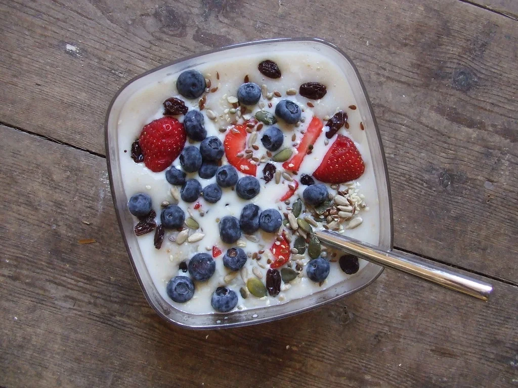 Bol de porridge aux flocons et aux fruits au petit déjeuner